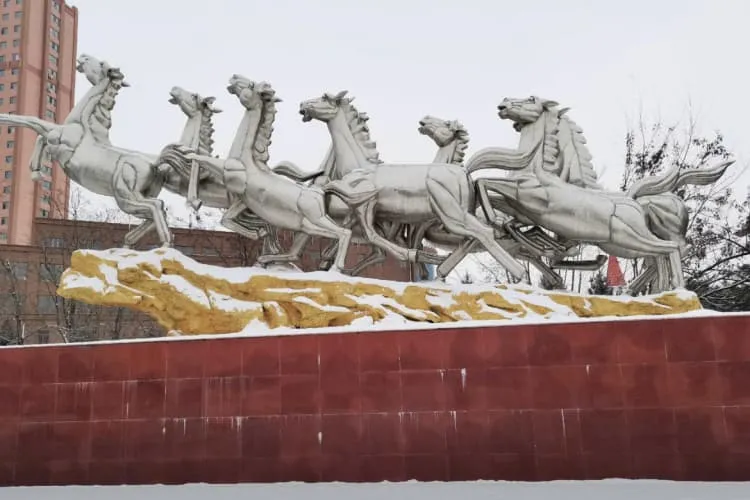 Площадь «Восемь лошадей»